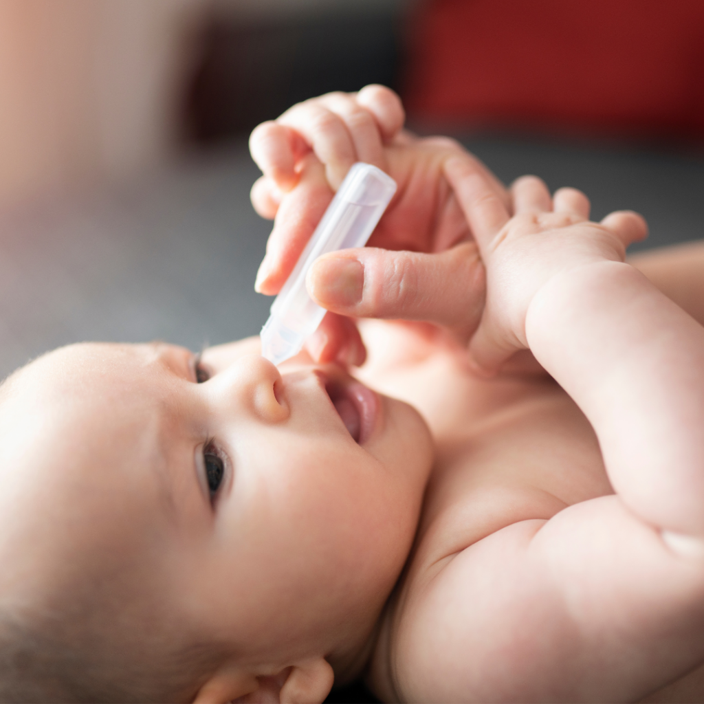 Lavage de nez du nourrisson. Image illustrative